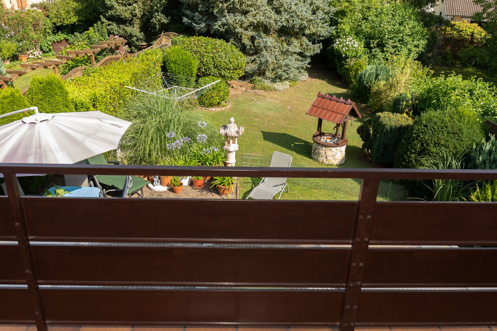 Balkon mit Blick in den Garten