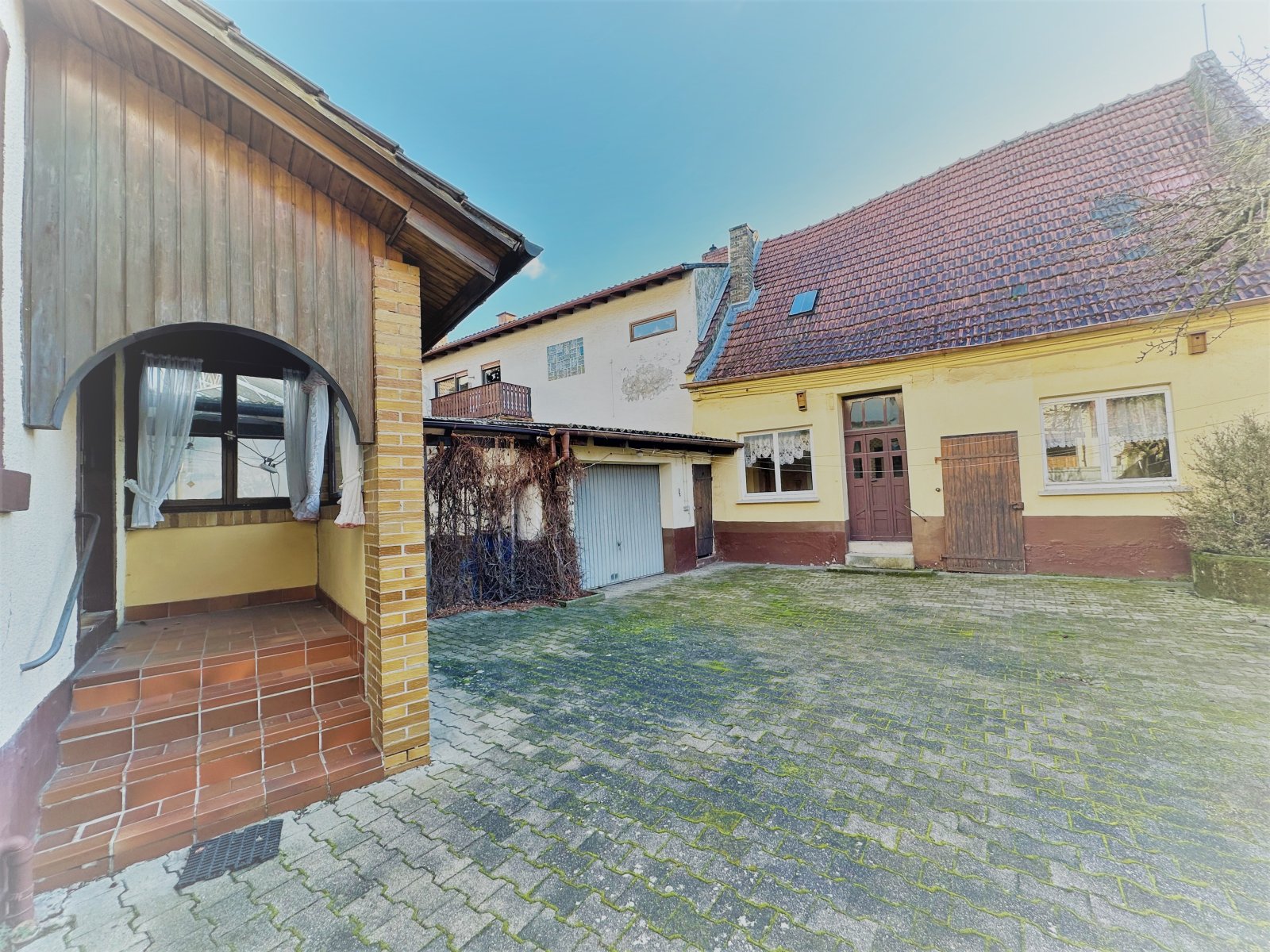 Innenhof mit Blick auf den Eingang und das Nebengebäude